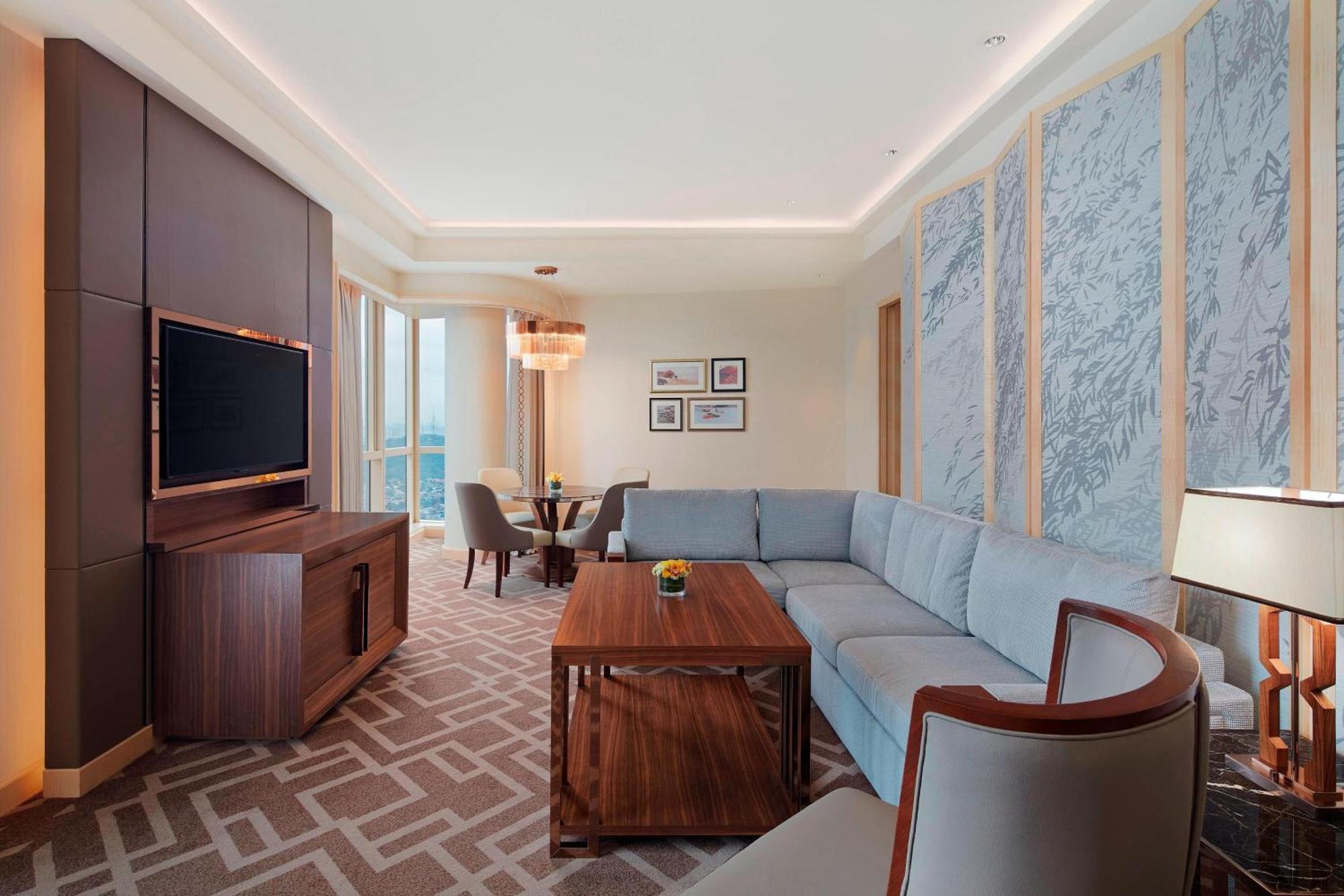 Sheraton Petaling Jaya Hotel Exterior foto A living room in a suite at the hotel